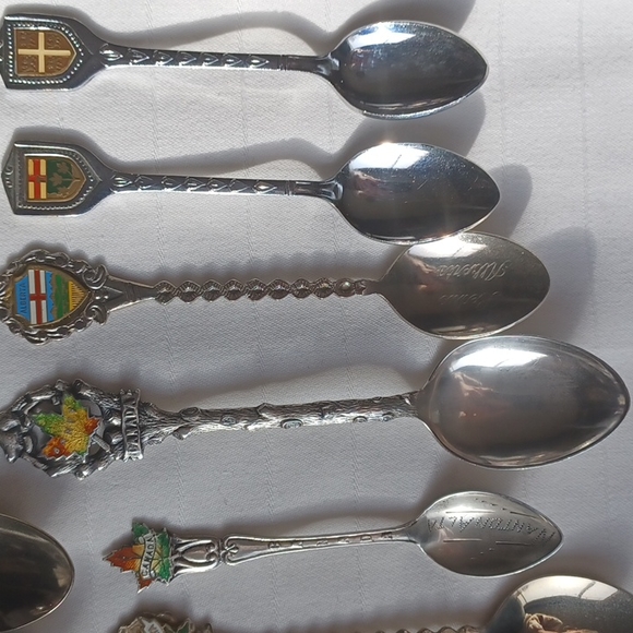 Canadiana Memorabilia Vintage Collector Spoons- Set of 31 - Picture 7 of 16